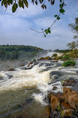 Iguazu şelaleleri bulutlu havada. Yüksek kalite fotoğraf