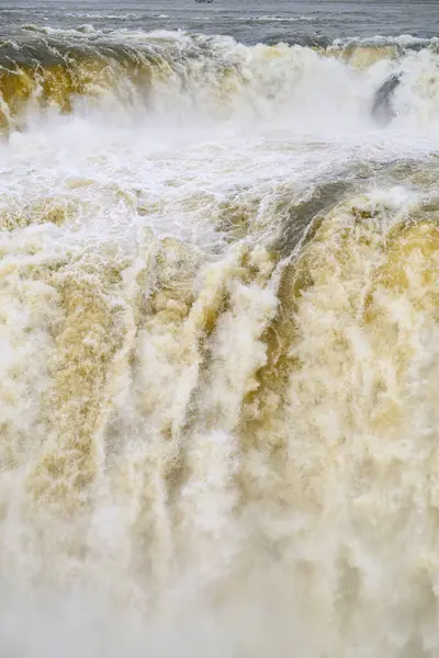 Iguazu şelaleleri bulutlu havada. Yüksek kalite fotoğraf