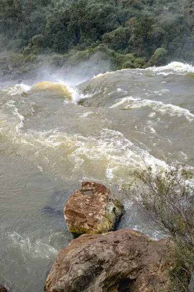 Iguazu şelaleleri bulutlu havada. Yüksek kalite fotoğraf