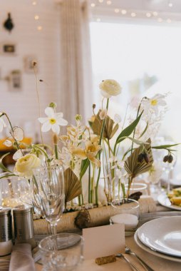 Tabaklar, bardaklar, mumlar ve yüzeyine güzelce yerleştirilmiş güzel bir masa.