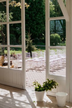 Oda geniş, zemine yerleştirilmiş bir kaç saksı bitkisi tarafından tamamlanmış, yeterli miktarda doğal ışığın içeri girmesine olanak sağlayan çok sayıda pencereye sahip.