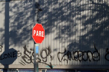 Bir kavşakta dur işareti var. Geleneksel stop göstergesi yerine 