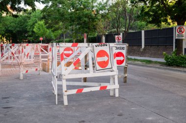 Bir giriş işareti bir yol kenarında belirgin bir şekilde gösterilir, sürücülere ileride uygulanacak kısıtlamaları açıkça gösterir
