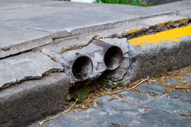 Şu anda yolun kenarında hasarlı bir boru hattı bulunuyor. Bu da yakında gerekli su sızıntıları ve onarımları için endişe yaratıyor.