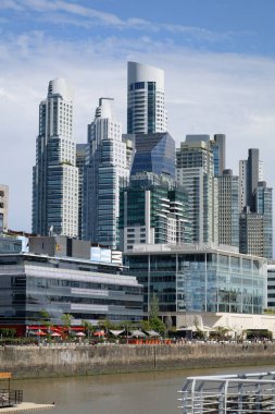 Göz kamaştırıcı bir şehir hayal edin. Gökdelenlerin olduğu gökdelenler. Önden zarif bir nehir akıyor.