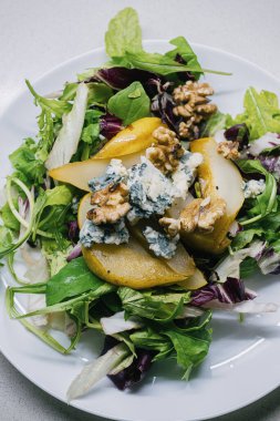 Bu nefis taze salata canlı bir sebze karışımı, sulu armut dilimleri, zengin mavi peynir ve gevrek ceviz içerir.