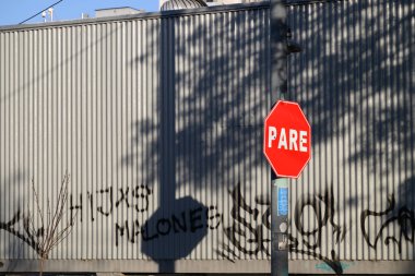 Şehir ortamında net bir görünürlük ve anlayış için üzerinde 