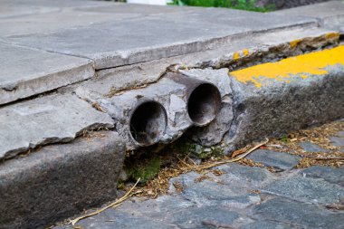 Şu anda yolun kenarında hasarlı bir boru hattı bulunuyor. Bu da yakında gerekli su sızıntıları ve onarımları için endişe yaratıyor.