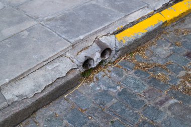 Yol kenarındaki parlak sarı kaldırım, sürücüler ve yayalar için net bir görsel rehberlik sağlar.