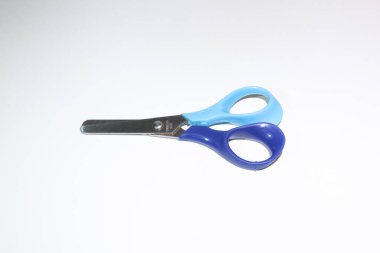 Kırtasiye rengi makasları beyaz arkaplanda izole edildi. Stok fotoğrafı