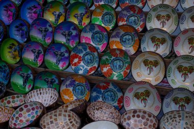 Tayland pazarında çok sayıda güzel plaka var. Tayland Kültürü. Stok fotoğrafı