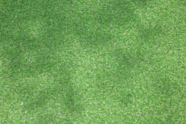 Yapay ot, kaplama. Yapay yeşil çimen paspası, üst manzara. Doku. Geçmişi. Suni çim, yapay liflerden yapılmış yüzey. Düz yeşil çimen dokusu. Kısa çimenler. Stok fotoğrafı
