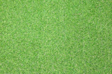 Yapay ot, kaplama. Yapay yeşil çimen paspası, üst manzara. Doku. Geçmişi. Suni çim, yapay liflerden yapılmış yüzey. Düz yeşil çimen dokusu. Kısa çimenler. Stok fotoğrafı