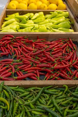 Yeşil ve kırmızı biberler, Tayland 'da bir mağazada raflarda. Sebze ve Asya fotoğraflarının yemeği. Stok