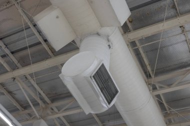 Büyük metal yapıların tavanı. Bina tavanı yapısı ürünleri ışık sistemi ve havalandırma sisteminden oluşur. Stok fotoğrafı