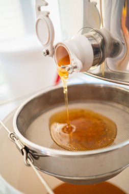 Saf Bal Söndürücüden dışarı akıyor Bir Sieve ile filtrelenecek