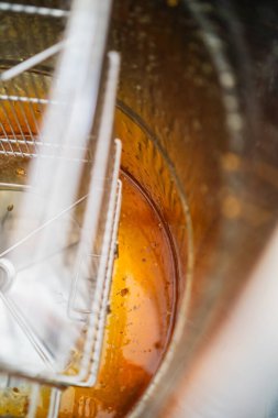 ArıcıIık Hasadı İçin Merkezkaç Çıkarıcısının Fıçısının Altında Bal ÇıkartıIdı