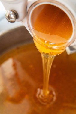 Yapışkan Altın Arı Balı Çıkarmadan sonra dışarı akıyor