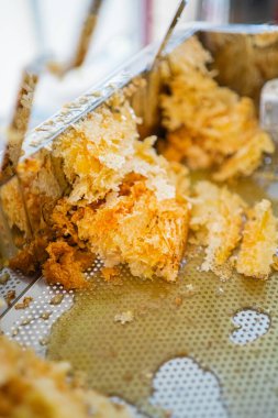 Sarı Balmumu Arı Balı Hasadı Sırasındaki Tepside Toplandı