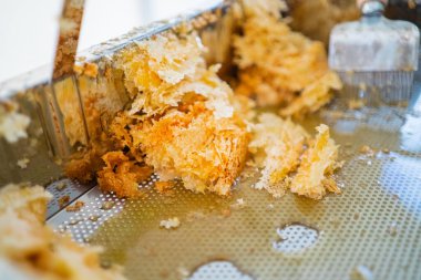 Metal bir tepside toplanan sarı balmumu