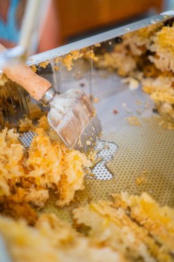 Kazıyıcıyı Beewax ve Bee Honey ile Metal Tepside Kapat