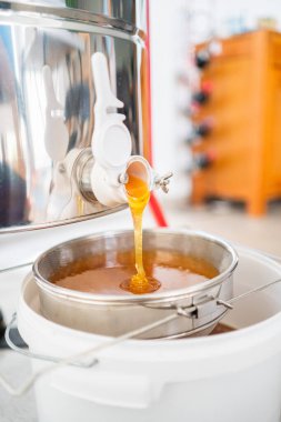 Kalın Viscouse Bal Bir kova üzerinden arıkovanın içine akan arı kovanından çıkarıldı