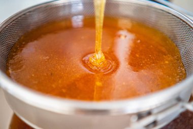 Viscouse Altın Arı Balı Damlayan ve Bal Havuzuna Akan Bir Sieve Tarafından Filtrelenmiş