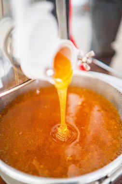 Lezzetli Viscouse Bee Bal damlıyor ve akıyor