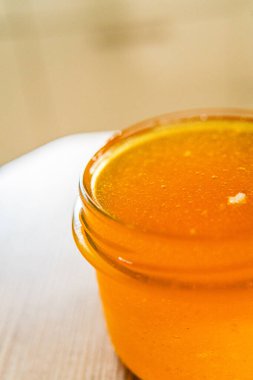 Bal kavanozu dolusu Altın Arı Balı Taze toplanmış ve şişelenmiş