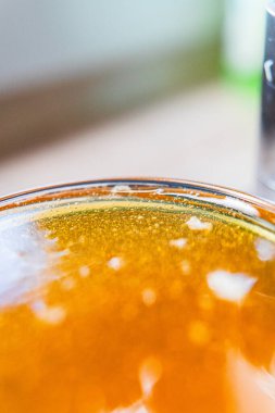 Tatlı Altın Arı Balı Bir bal kavanozunun ağzına kadar dolu