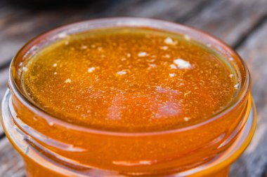 Baloncuklu Altın Arı Balı Taze toplanmış ve bal kavanozuna doldurulmuş