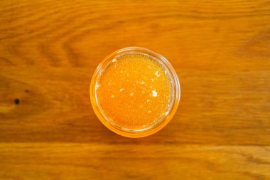 Baloncuklu Lezzetli Altın Arı Balı Yeni toplanmış Tahta Masada Yakın Duruyor