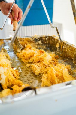 Arı Balı Hasatından Sonra Balmumu Kutusunda Toplandı