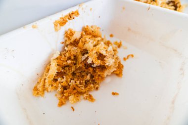 Tırmalanmış Balmumu ve Bal Tarakları Beyaz Platik Kutuda Toplandı