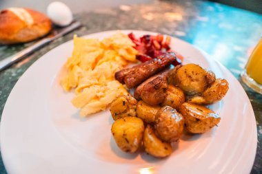 Çırpılmış yumurtalı patates ve sosis.