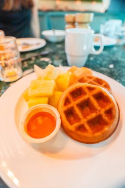 Meyveli ve Ballı Waffel Oteldeki Masada Kahvaltı