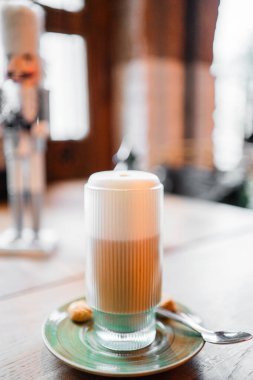 Bir bardak sütlü kahve ve sütlü kahve.