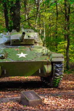 Yeşil Askeri Tank Cepheden Bakılarak Ormanda Duruyor