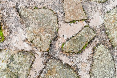 Yıpranmış Kaya Taşı Döşeme Yapısı