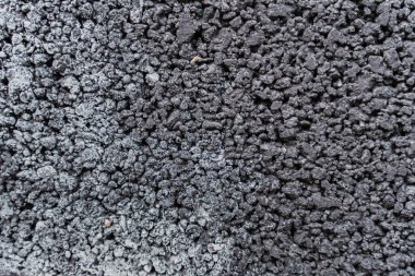 Gri, pürüzlü, beton desenli gedikler.