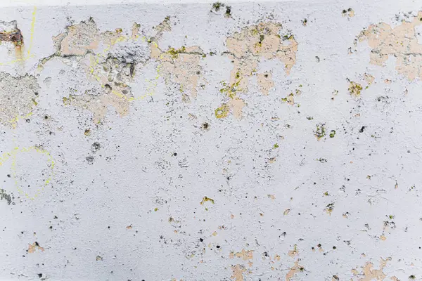 Yıpranmış Beyaz Beton Duvar dokusu Delikler ve çatlaklarla