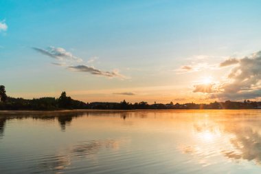 Sessiz Nehir Manzarasının Üzerinde Güzel Gün Doğumu Gökyüzü