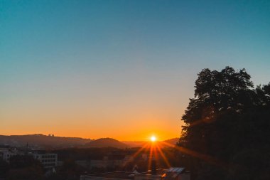 Şehrin Siluetinin Üzerinde Fantastik Gün Doğumu