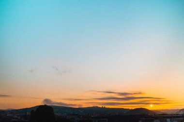 Sabahın erken saatlerinde Manzara Ufkunda Gün Işığı Yükseliyor