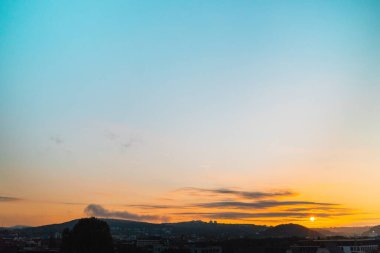 Manzara Ufkunda Erken Gün Işığı Yükseliyor