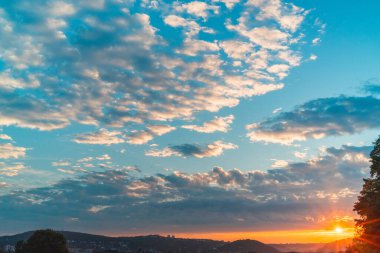 Sabahın erken saatlerinde Bulutlu Manzara üzerinde Gündoğumu Skyline