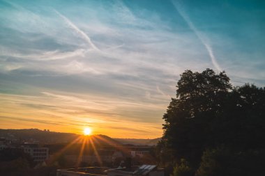 Parlak Sarı Gündoğumunda Şehir Manzarası