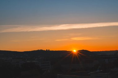 Güneş, Ufkun Üzerinde Yükseliyor
