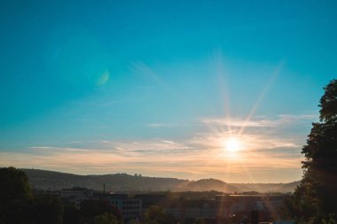 Gün ışığı gökyüzünü ve şehri aydınlatıyor.
