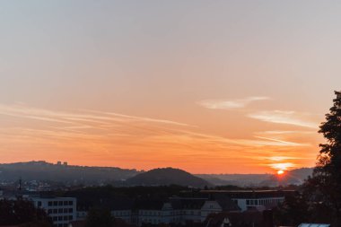 Sabahın erken saatlerinde Gündoğumunda Skyline